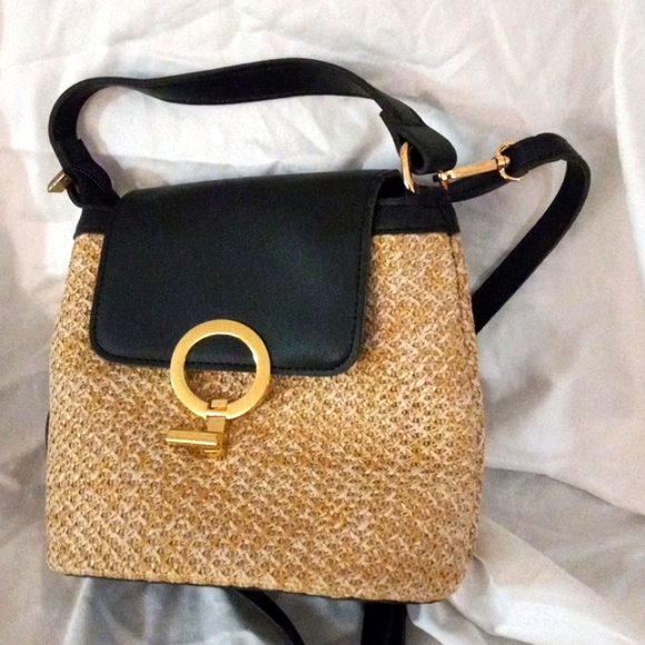 Straw Crossbody Bag Purse Flap-Over Circle Lock Zip 7" X 8.5" Lined Black Trim - Picture 3 of 7